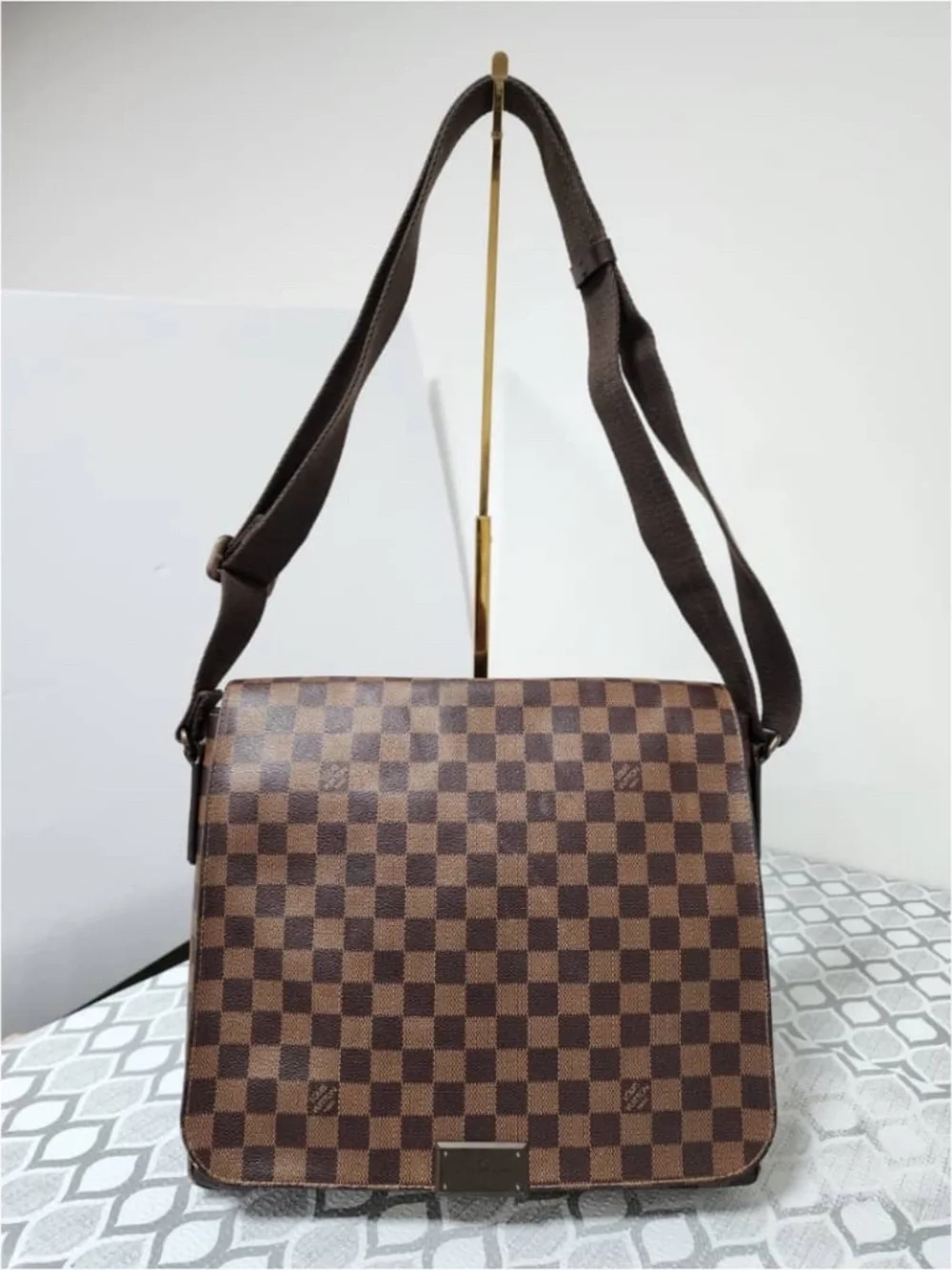 Authentic Louis Vuitton Cross Body District GM in Damier, Canvas Messenger Bag B